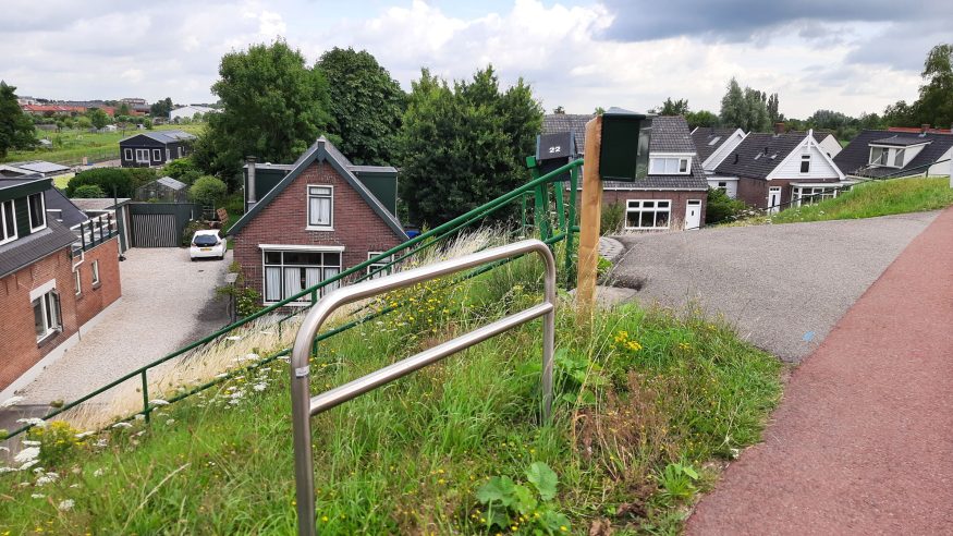 Fietsnietje die op de Lekdijk in de Krmpenerwaard zijn geplaatst.